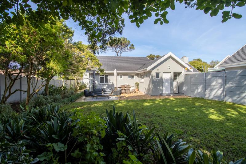 To Let 3 Bedroom Property for Rent in Meadowridge Western Cape